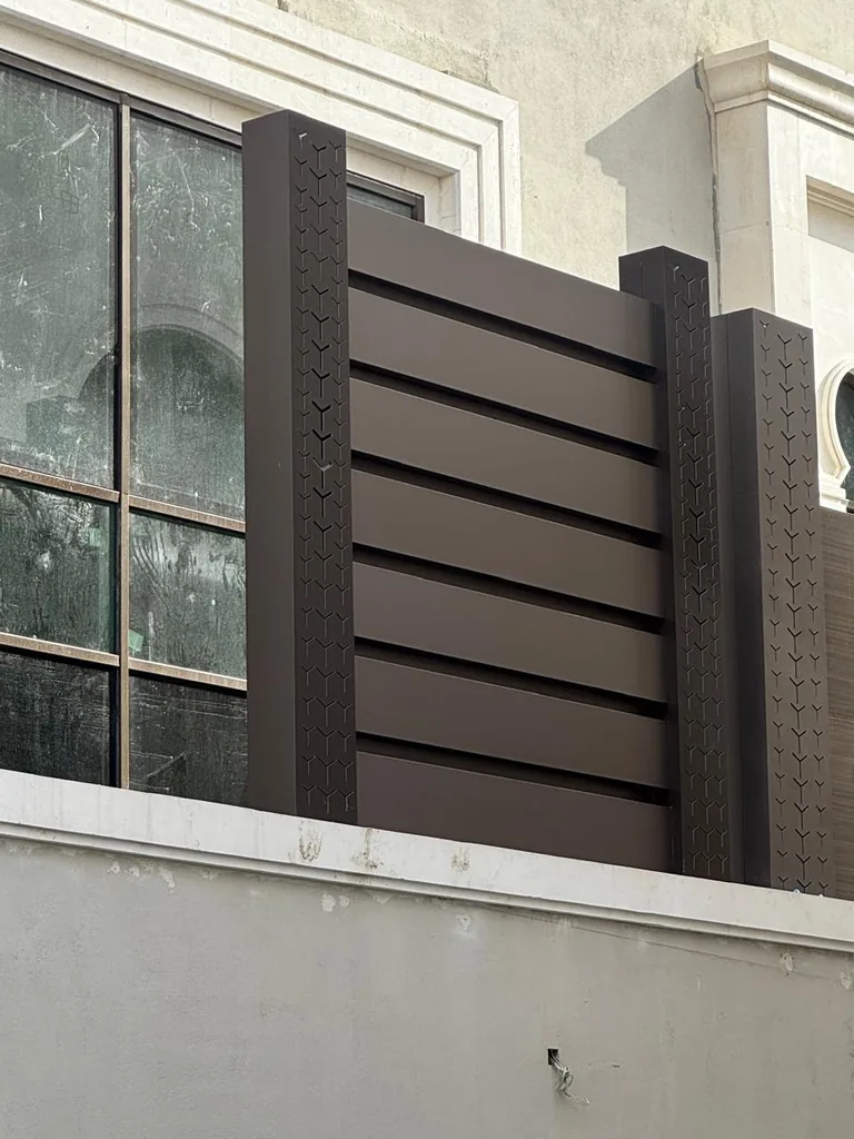 تفاصيل ساتر ألمنيوم بشرائح أمام نافذة