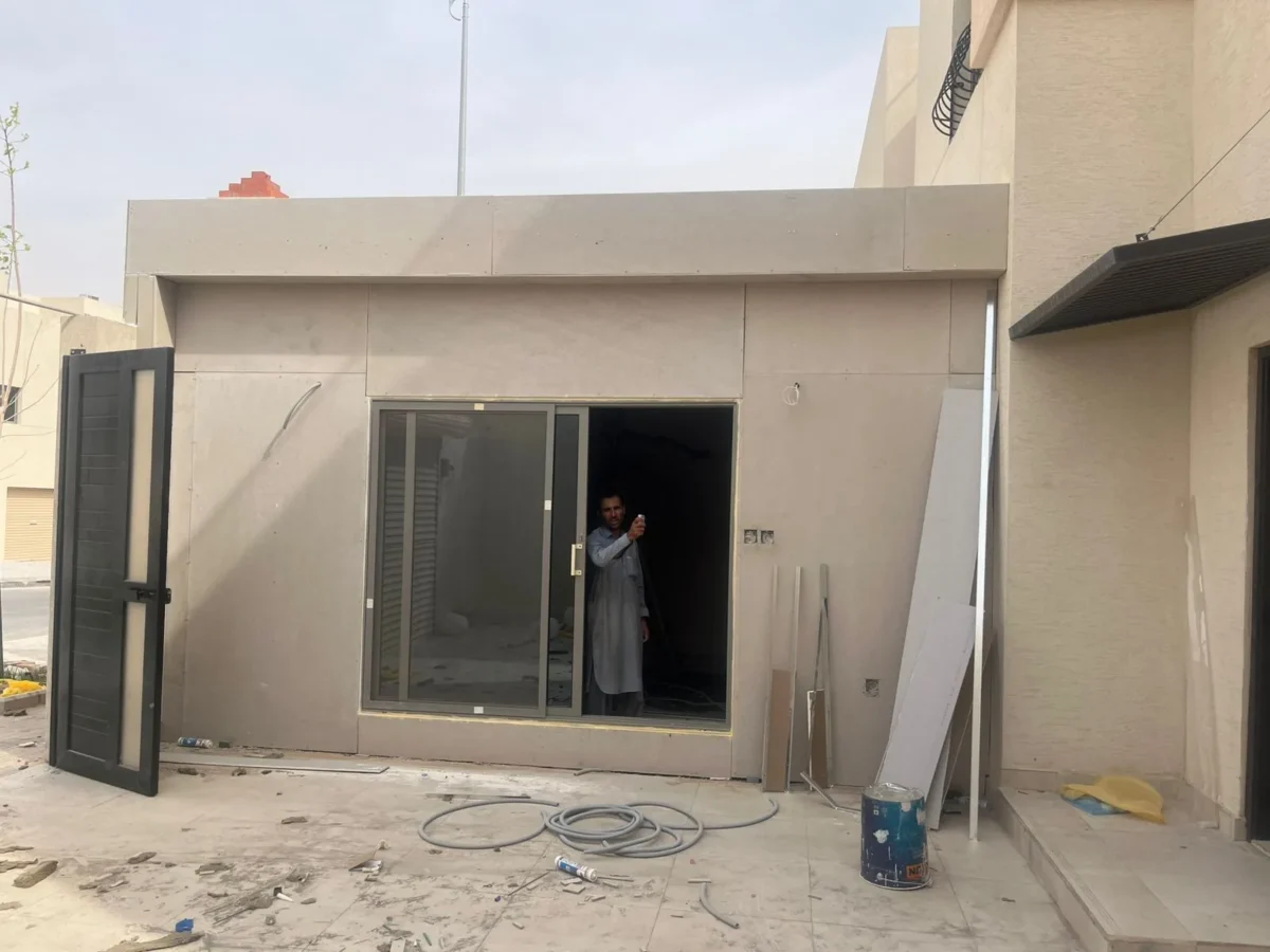 ملحق سكني بواجهة وباب زجاجي