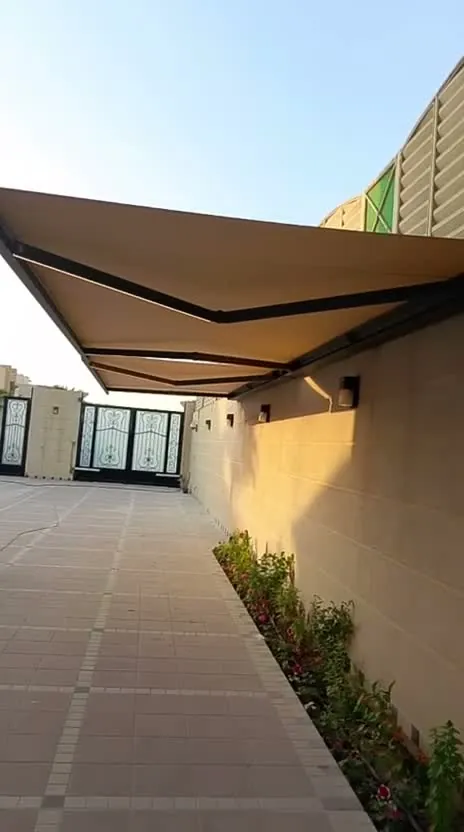مظلات كابولية على طول ممر