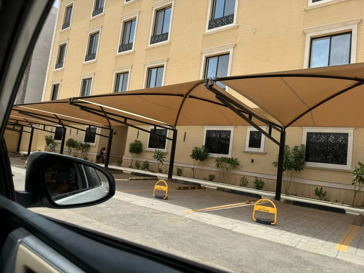 مظلات مواقف سيارات بجانب مبنى
