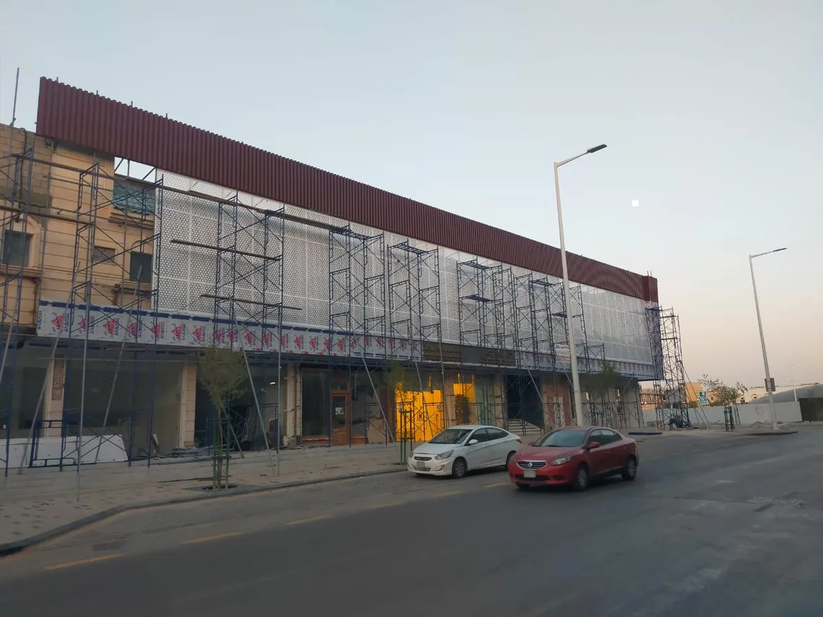 ترميم واجهة مبنى تجاري مع سقالات
