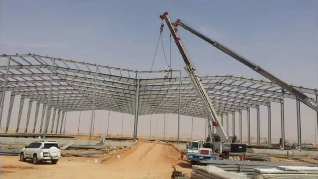 رافعتان ترفعان إطارات هنجر