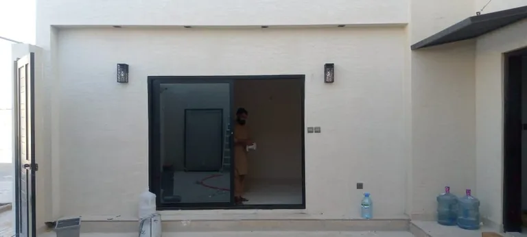 ملحق في فناء داخلي بنافذة