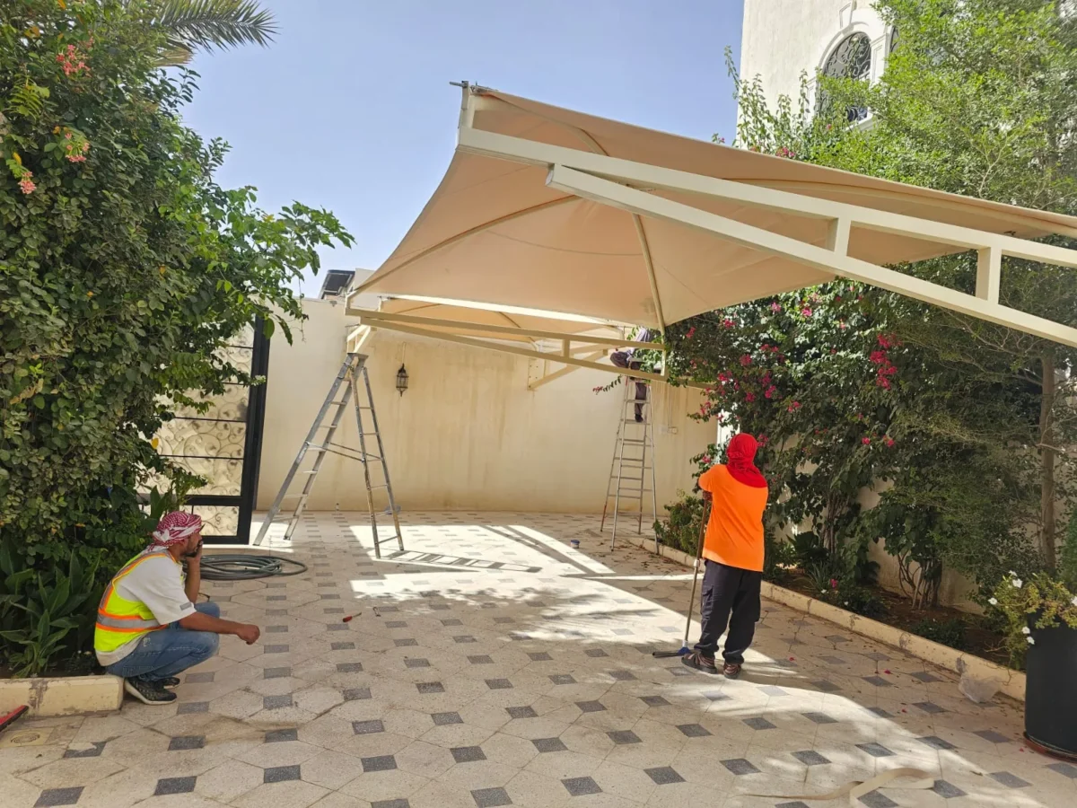 مظلة سيارات قماشية مشدودة في فناء فيلا