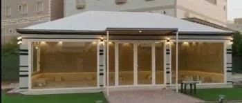 غرفة زجاجية ملحقة بهيكل معدني