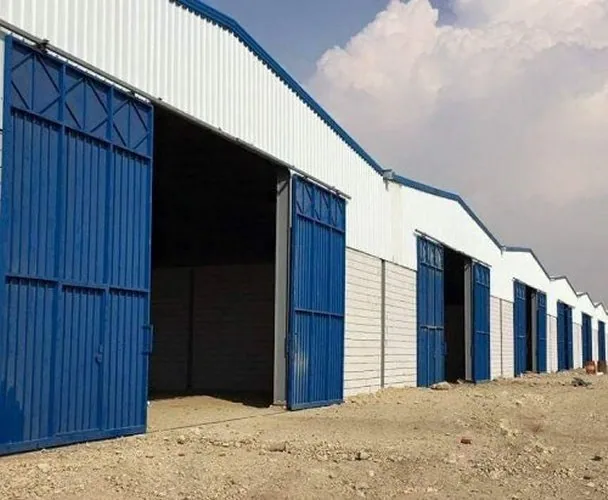 هناجر بأبواب زرقاء منزلقة