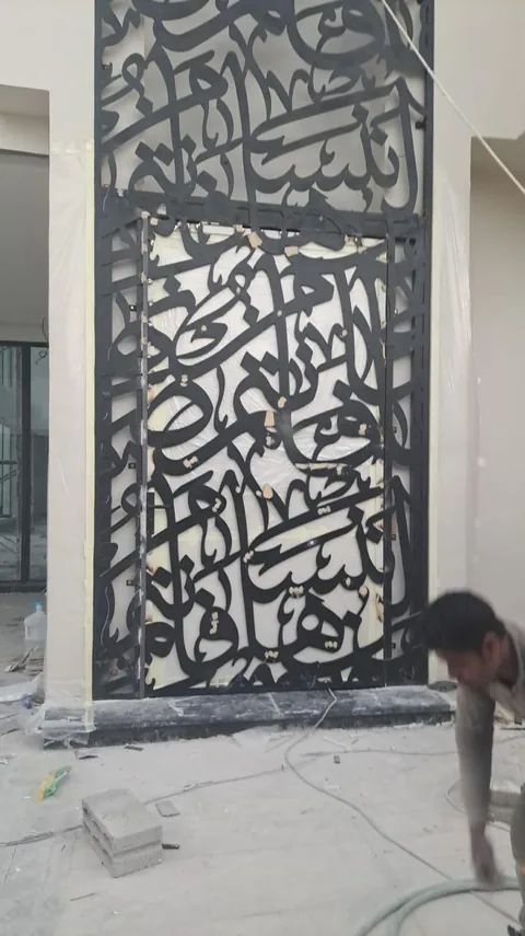 تفاصيل لوحة قص ليزر بخط عربي