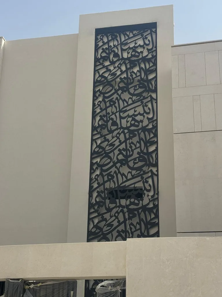 لوحة ساتر ليزر مركبة على واجهة مبنى