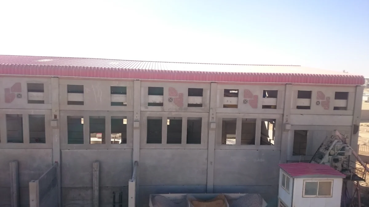 لقطة علوية لحافة السقف والواجهة