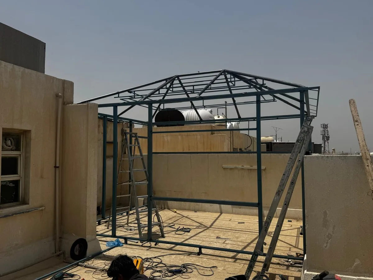 هيكل حديدي لغرفة على السطح أثناء التنفيذ