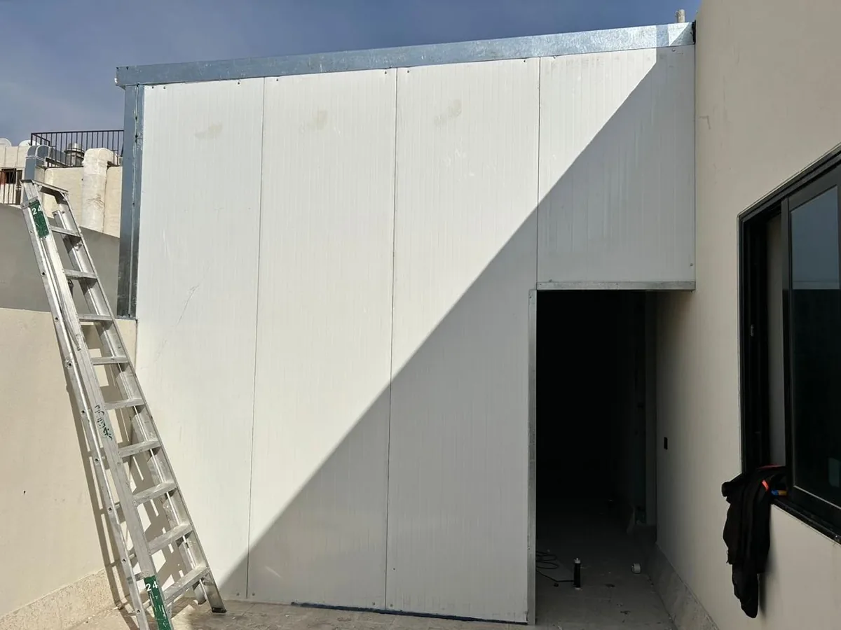 الواجهة الخارجية لغرفة ساندوتش بانل
