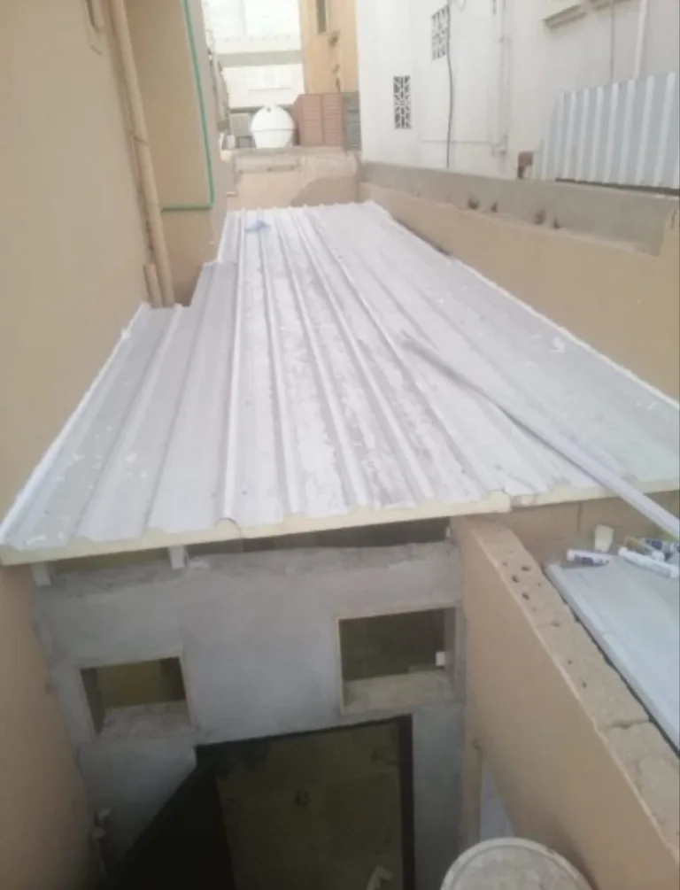 ألواح ساندوتش بانل مركبة على سطح مبنى