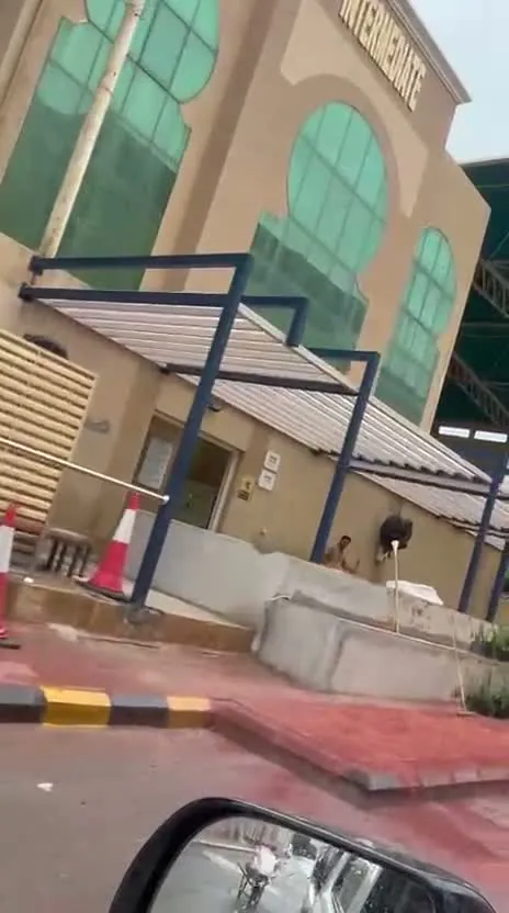 مظلة ممشى في منشأة تعليمية
