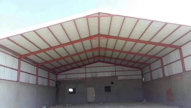 هنجر صغير بجمالون أحمر