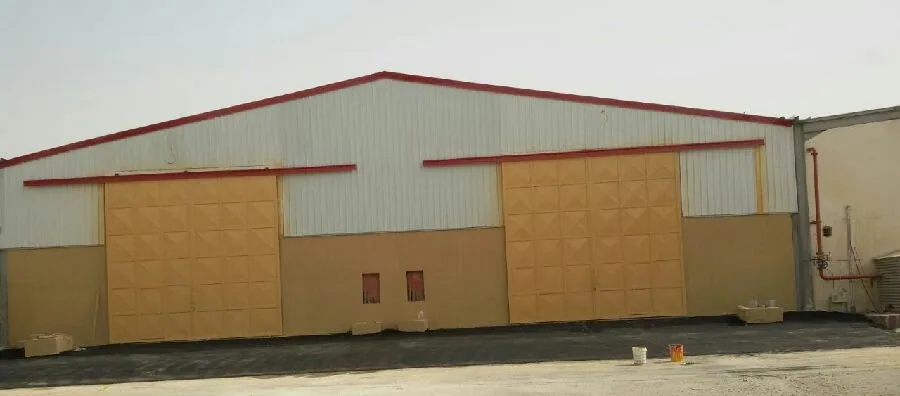 مبنى تخزين صغير بواجهة صفراء