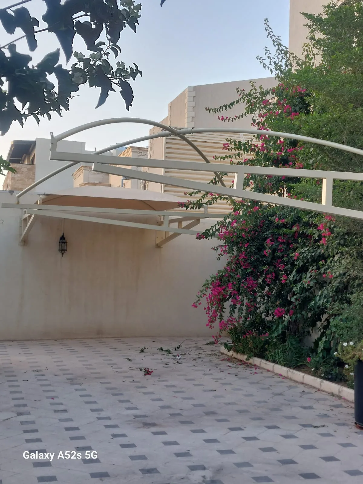 هيكل حديدي مقوّس لمظلة سيارات قبل تركيب الغطاء