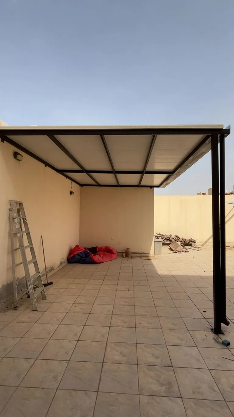 هيكل مظلة سيارات حديدي في فناء