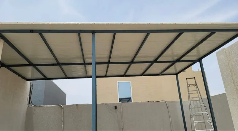 مظلة سيارات بهيكل حديدي وسقف شفاف