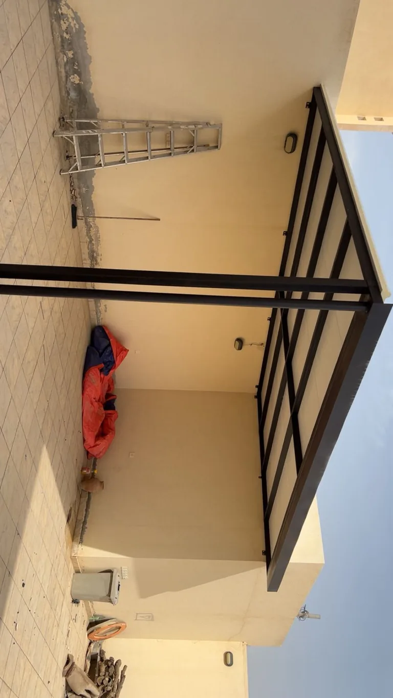 هيكل حديدي لملحق أو شرفة قبل التشطيب