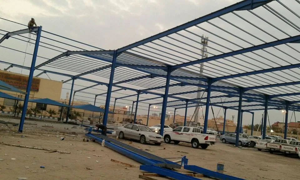 هيكل أزرق فوق ساحة سيارات