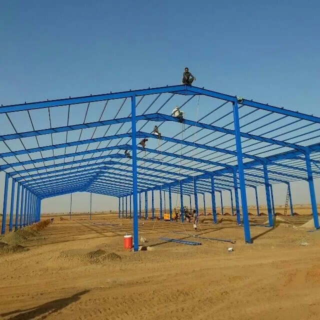 عمال يركّبون هيكلًا حديديًا أزرق