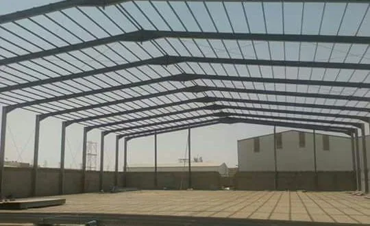 هيكل حديدي فوق أرضية معبّأة