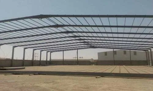 هيكل صغير على أرض معبّأة