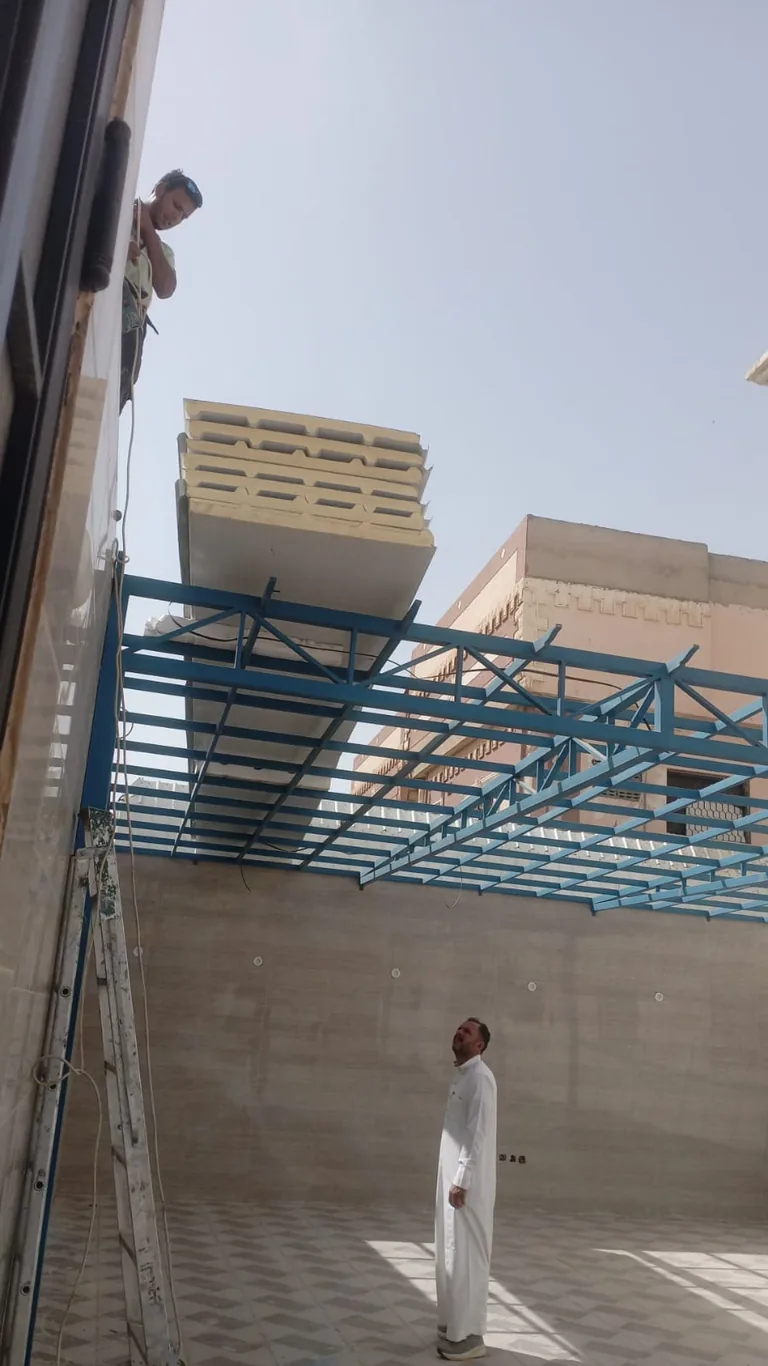 هيكل حديدي لسقف فناء أثناء التنفيذ