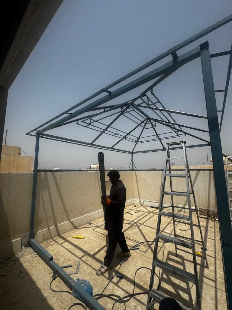 هيكل حديدي لمظلة أثناء التركيب