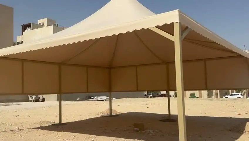 مظلة قماشية في ساحة مفتوحة