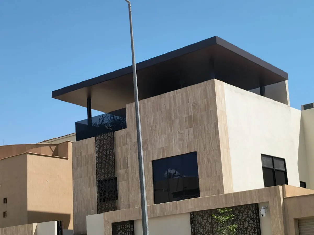 فيلا سكنية بمظلة كابولية وواجهة حجرية