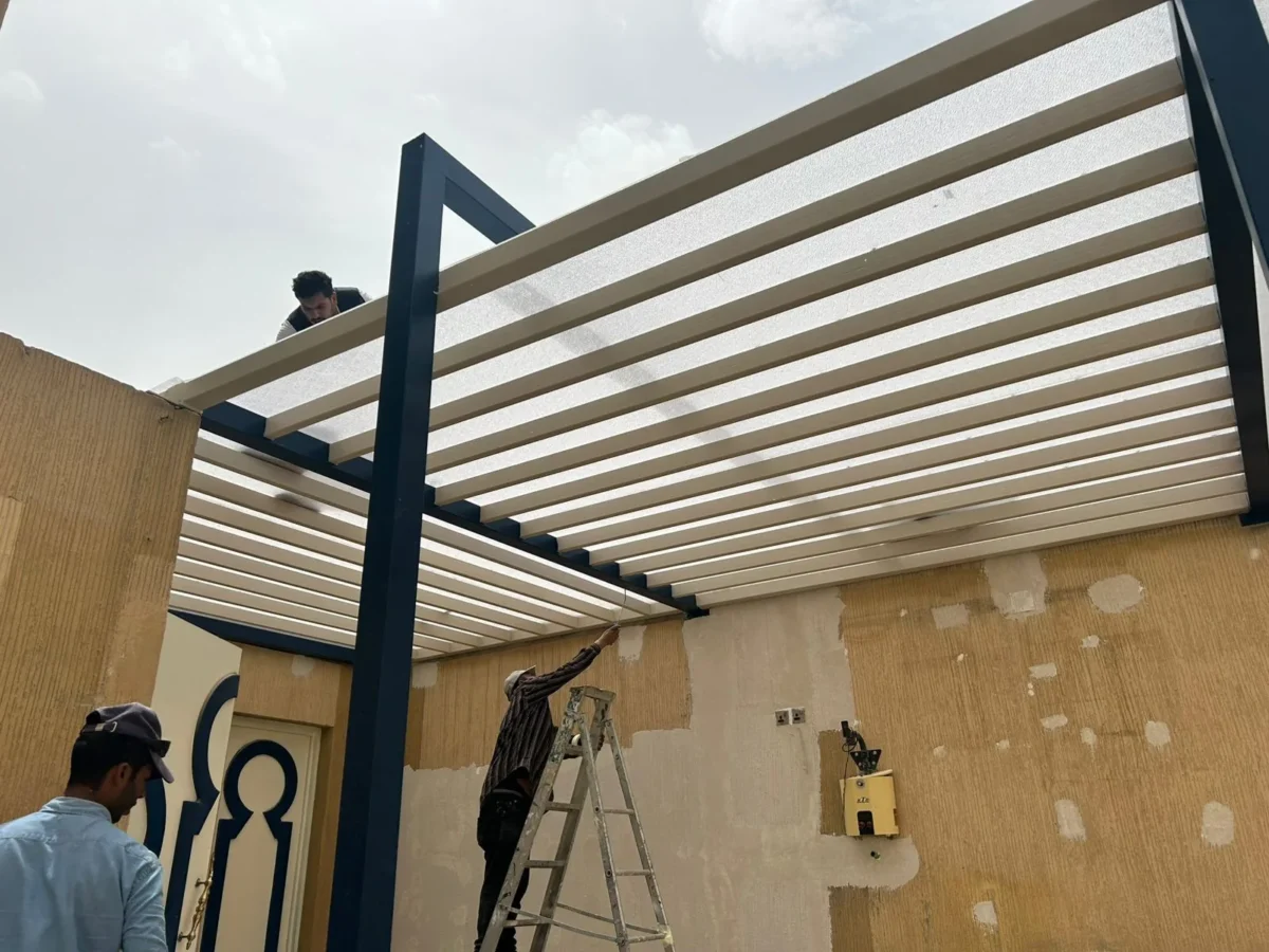 برجولة بشرائح بيضاء فوق فناء