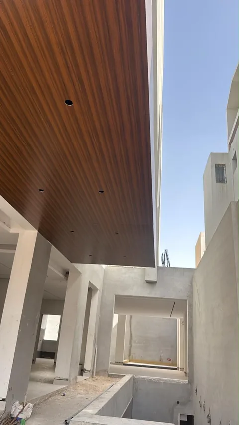 تكسية سقف ممر خارجي بألواح بديل الخشب